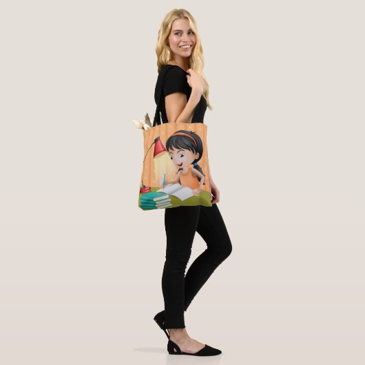 Meisje werkt op een bureau Canvas tas (Op model)