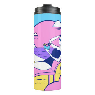 meisje zonnebaden op het strand met een cocktail i thermosbeker