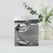 Meisje zwemmen op strand -  briefkaart (Staand voorkant)