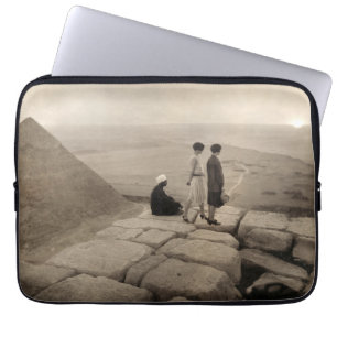 Meisjes bovenop de piramide van Khufu in Egypte Zo Laptop Sleeve