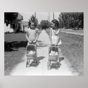 Meisjes die babywagentjes duwen, 1941. Oude foto Poster