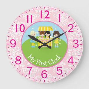 Meisjes die mijn eerste versnaperingen serveren grote klok