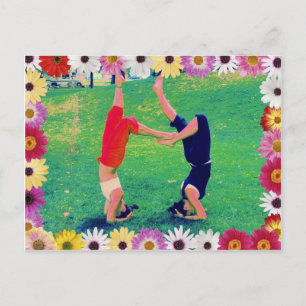 Meisjes doen Yoga Headstand Briefkaart
