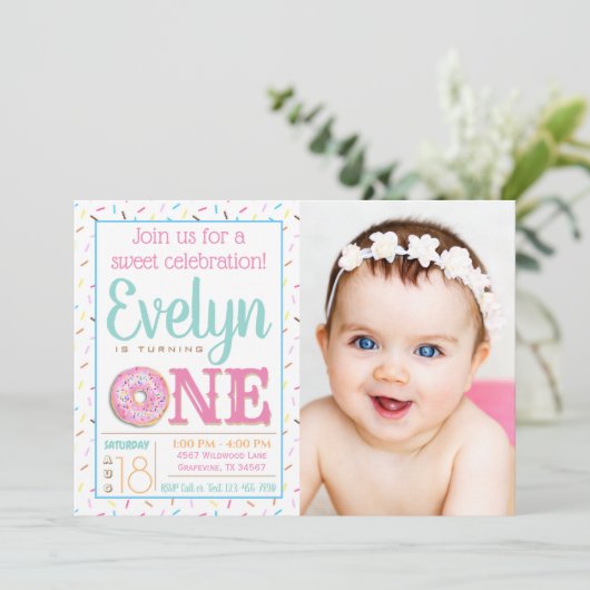 Meisjes donut foto eerste verjaardagsfeestje kaart (Staand voorkant)