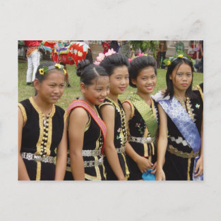 Meisjes in kostuum briefkaart