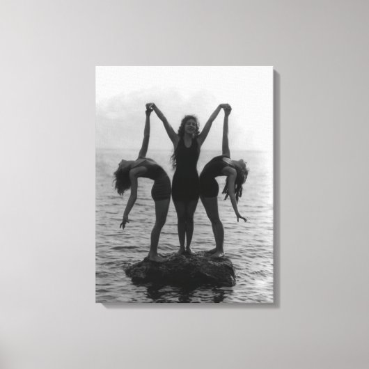 Meisjes in Posing op een rots in het water Canvas Afdruk (Voorkant)