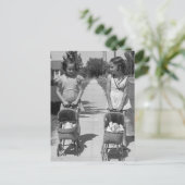 Meisjes met poppen, 1941 briefkaart (Staand voorkant)