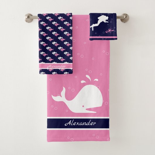Meisjes roze monogram naam Cartoon Whale Navy Blue Bad Handdoek (Insitu)