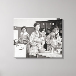 Meisjes van de middelbare school koken, 1935 canvas afdruk