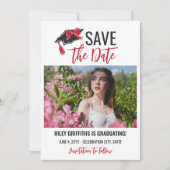 Meisjesachtige rode strik en afstudeerhoed save the date (Voorkant)