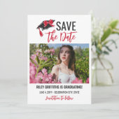 Meisjesachtige rode strik en afstudeerhoed save the date (Staand voorkant)