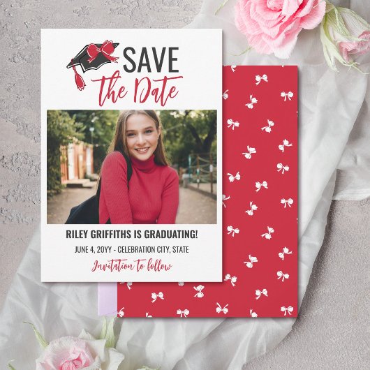 Meisjesachtige rode strik en afstudeerhoed save the date