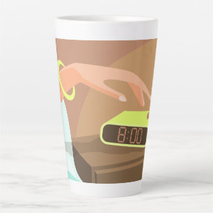 Meisjeshand die de alarmklok aandrukt latte mok