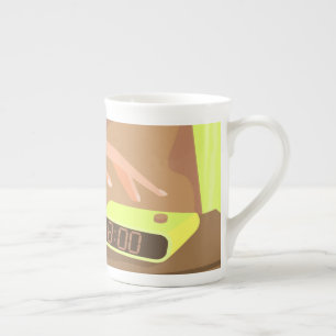 Meisjeshand die de alarmklok aandrukt porselein kop