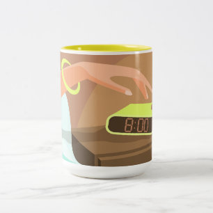 Meisjeshand die de alarmklok aandrukt tweekleurige koffiemok