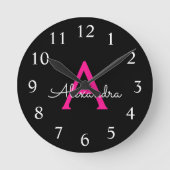 Meisjesmonogram naam van hot-roze zwart script ronde klok (Voorkant)