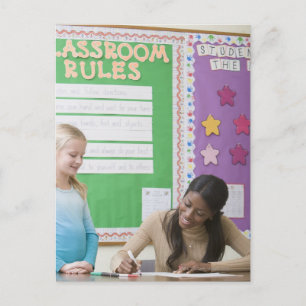 Meisjespapier voor leerkrachten in het klaslokaal briefkaart