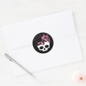 Meisjesschedel met Pet en roze romp Ronde Sticker (Envelop)