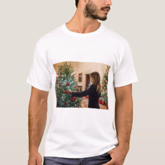 Melania Trump decorteert kerstboom T-shirt