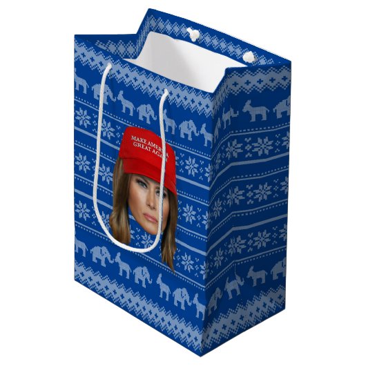 Melania Trump MAGA Kerstmis Medium Cadeauzakje (Voorkant Gekanteld)