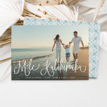 Mele Kalikimaka | Hawaiian Holiday Carte photo<br><div class="desc">Le carte photo de vacances chic présente "Mele Kalikimaka",  le salut de Noël hawaïen,  en typographie en lettres blanches en guise de superposition sur votre plage préférée ou votre photo de vacances. Les cartes renversent vers un motif inspiré de la courtepointe hawaïenne dans un aqua tropical pâle et blanc.</div>