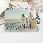 Mele Kalikimaka | Hawaiian Holiday Carte photo<br><div class="desc">Le carte photo de vacances chic présente "Mele Kalikimaka",  le salut de Noël hawaïen,  en typographie en lettres noires sur votre plage préférée ou votre photo de vacances. Les cartes retournent à un motif botanique de vacances en rouge,  vert et menthe.</div>