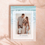 Mele Kalikimaka Tropical Beach Carte photo de vaca<br><div class="desc">Ce chic carte photo de Noël hawaïen "Mele Kalikimaka" présente votre photo avec une photo de l'océan tropical. Vous pouvez modifier la photo de l'arrière - plan. A l'envers,  des palmiers. Personnalisez-le selon vos besoins. Vous pouvez trouver des produits correspondants dans mon magasin.</div>