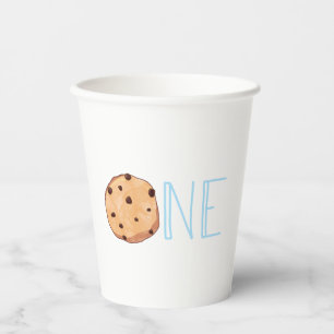 Melk en koekjes blauw eerste verjaardag een papieren bekers