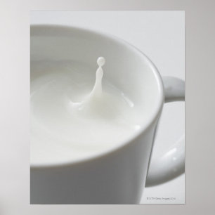 Melkspatten in beker poster