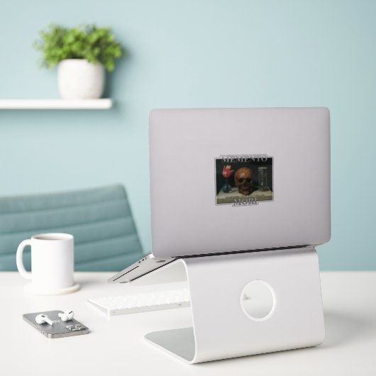 Memento Mori - Vergeet niet dat je zult sterven Sticker (Laptop op bureau)