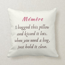 Memere I a étreint ce coussin