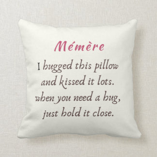 Memere I a étreint ce coussin