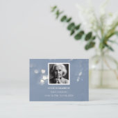 Mémorial funéraire gris de la famille Carte de rem (Debout devant)