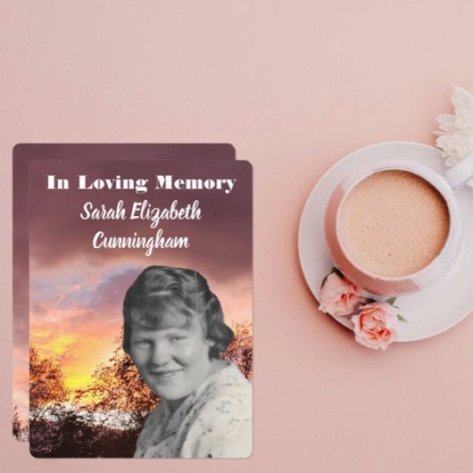 Memorial Service Rode zonsondergang met bomen Foto Programma