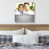 Meneer en meneer Twee Bruidegoms Zilveren Damast F Canvas Afdruk (Insitu (Slaapkamer))