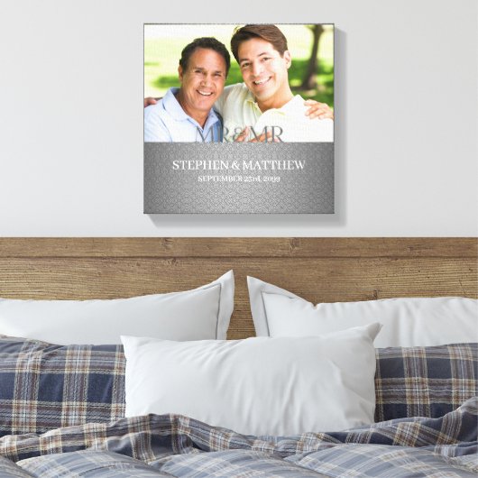 Meneer en meneer Twee Bruidegoms Zilveren Damast F Canvas Afdruk (Insitu (Slaapkamer))
