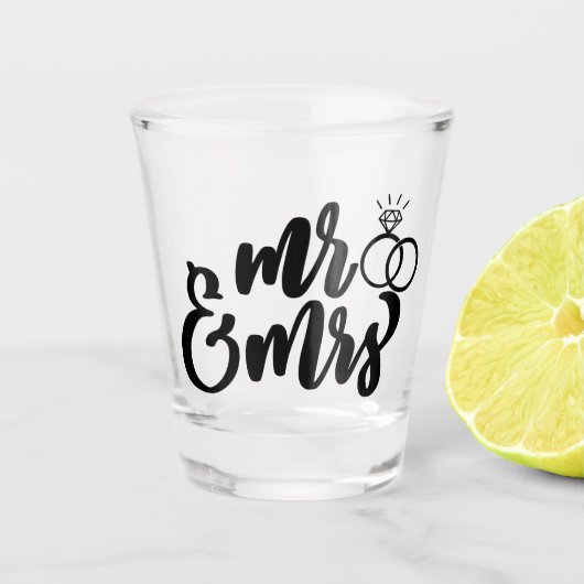 Meneer en mevrouw typografie met harten bruiloft shot glas (Voorkant)