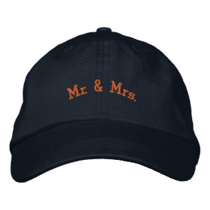 Meneer & Mevrouw Aangepaste Naam Tekstkleur Navy H Geborduurde Pet