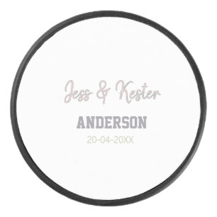Meneer & Mevrouw voeg familienaam datum jaar huwel Hockey Puck