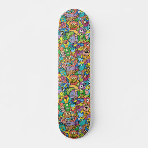 Mengsel van vreemde doodles in een speels carnaval skateboard