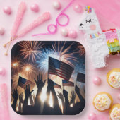 Menigte met Amerikaanse vlaggen en vuurwerk Papieren Bordje (Feest)
