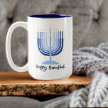 Menorah moderne Conçu Hanoukka Mug<br><div class="desc">Ménorah design moderne avec "Happy Hanoukka" sur Mug 15oz. Impression recto verso avec menorah dos. Passe au lave-vaisselle.</div>