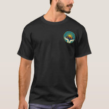 Mens dark met oranje letters
