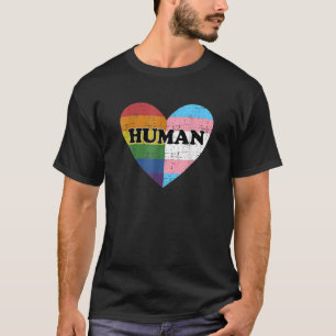 Mens met regenboog en transgender vlag voor trots t-shirt