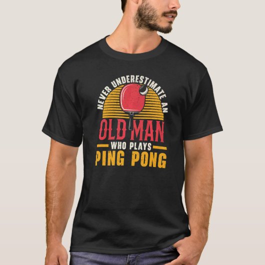 Mens Never Underestimate An Old Man Who Plays Ping T-shirt (Voorkant)