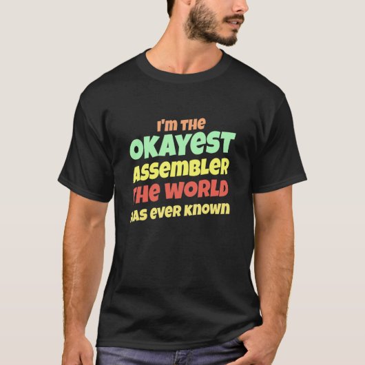 Mens The Okayest Assembler The World Has Ever Know T-shirt (Voorkant)