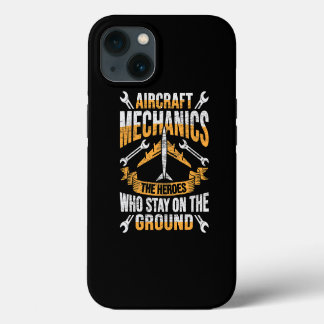 Mens vliegtuigtechnicus heldenontwerp voor een vli iPhone 13 hoesje