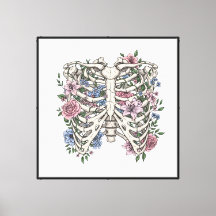 Menselijk skelet en bloemen