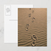 Menselijke voetafdrukken op zandstrand briefkaart (Voorkant / Achterkant)