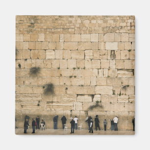 Mensen bidden aan de wand magneet